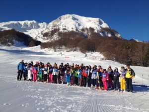 Foto di gruppo dei ragazzi sulla neve.